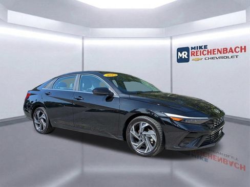 Used 2025 Hyundai Elantra SEL FWD image 2