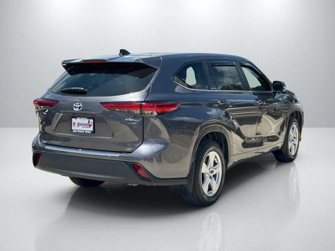 Used 2023 Toyota Highlander LE FWD image 5