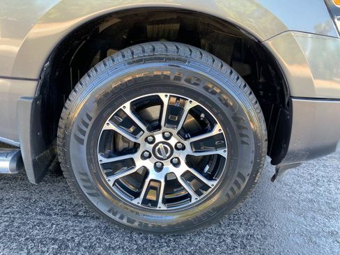 Used 2021 Nissan Titan SV w/ SV Convenience Package RWD image 15