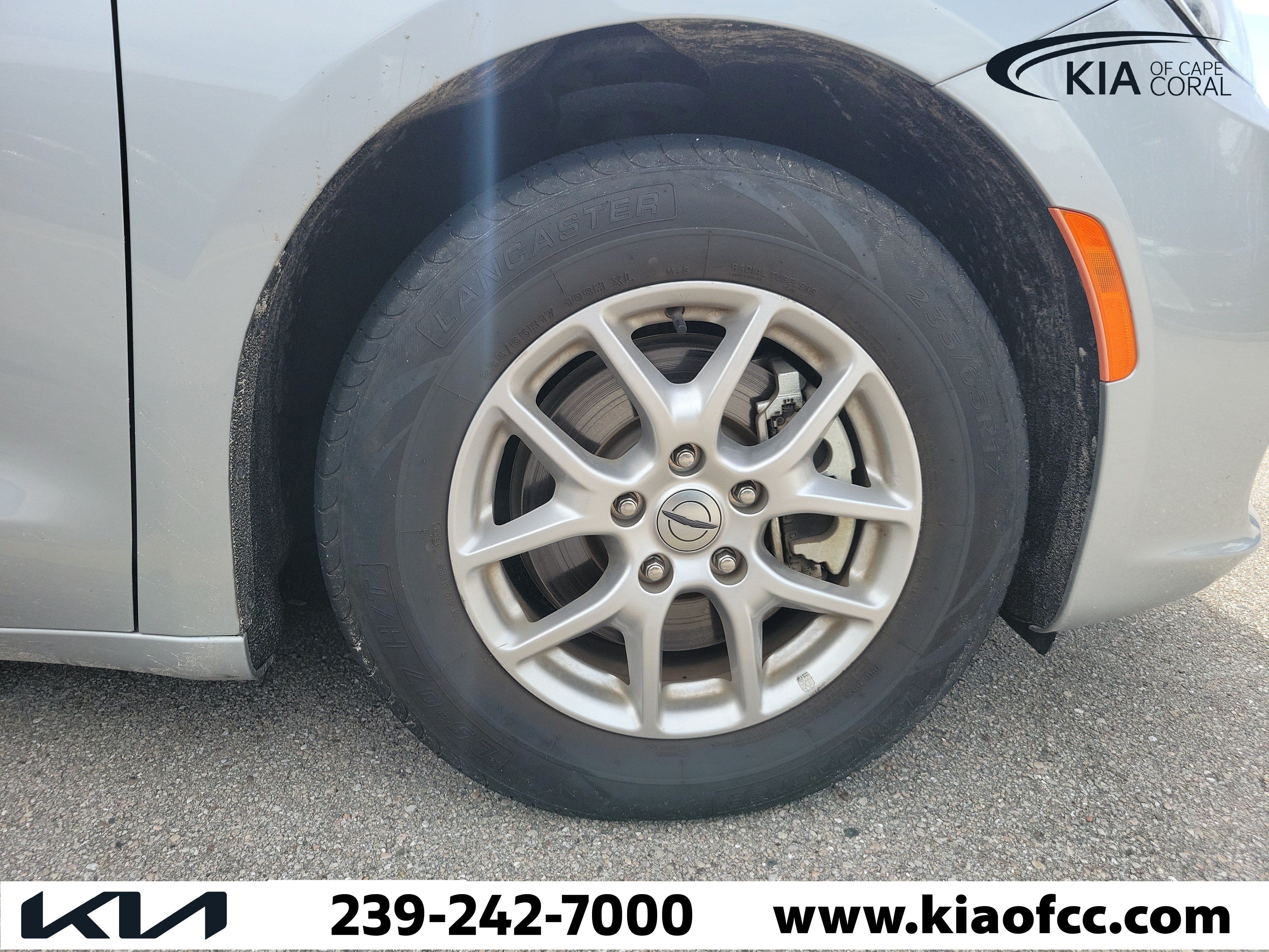 Used 2024 Chrysler Pacifica Touring-L FWD image 8