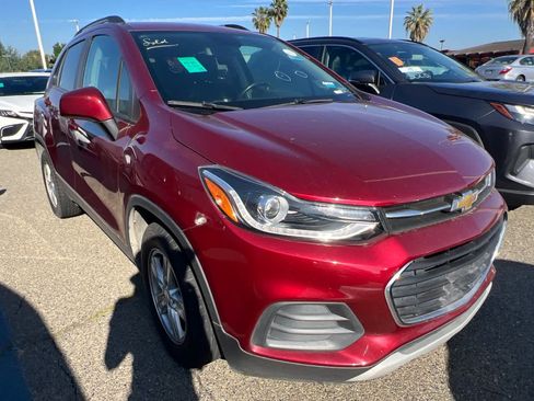 Used 2022 Chevrolet Trax LT w/ LT Convenience Package FWD image 3