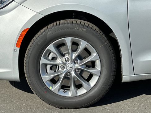 New 2026 Chrysler Pacifica Limited w/ Uconnect Theater Family Group image 28