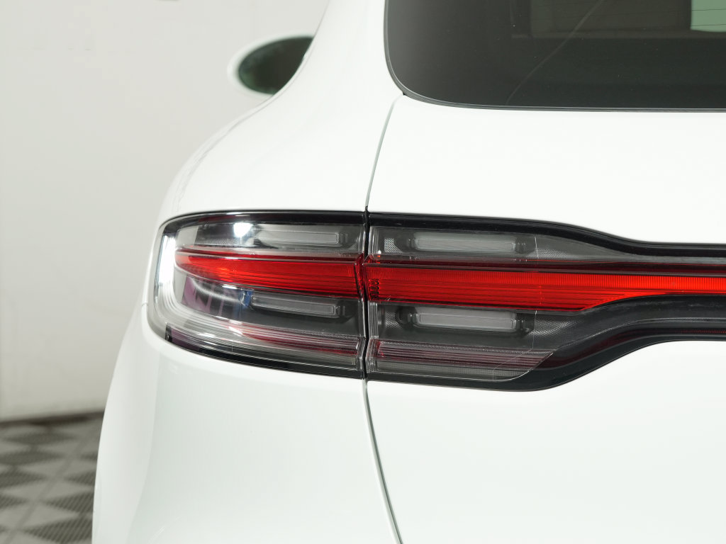 Certified 2025 Porsche Macan AWD/4WD image 12