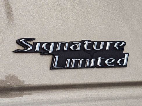 Used 2006 Lincoln Town Car Signature Limited image 7