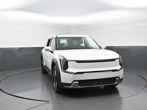 Used 2024 Kia EV9 Light Long Range image 8