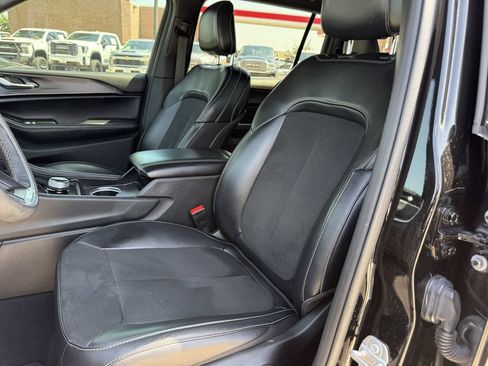 Used 2025 Jeep Grand Cherokee L Altitude AWD/4WD image 24