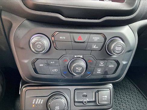 Used 2023 Jeep Renegade Latitude AWD/4WD image 30