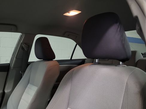 Used 2015 Toyota Camry LE image 14