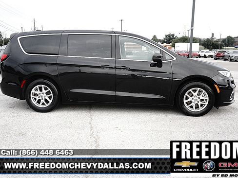 Used 2023 Chrysler Pacifica Touring-L FWD image 40