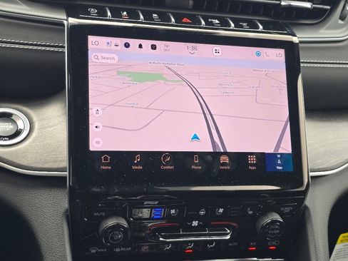 New 2025 Jeep Grand Cherokee Limited w/ Luxury Tech Group II image 10