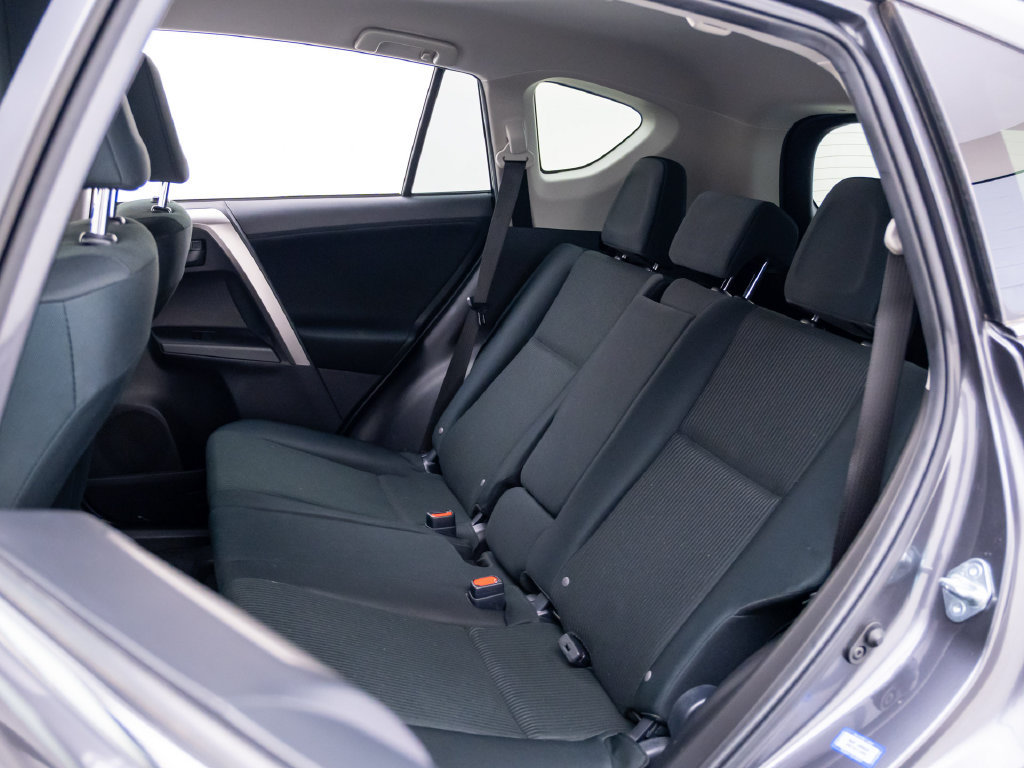Used 2018 Toyota RAV4 LE FWD image 18