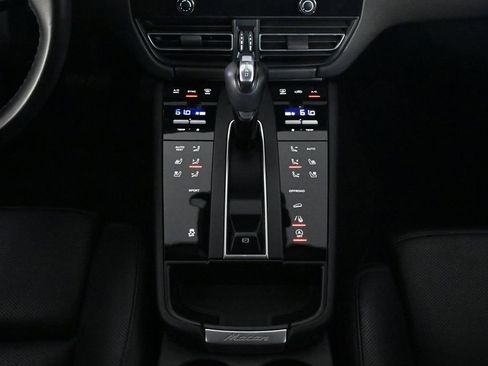 Used 2023 Porsche Macan AWD/4WD image 16