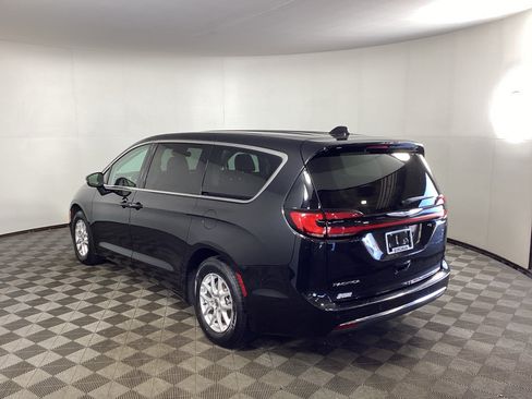 Used 2023 Chrysler Pacifica Touring-L FWD image 4