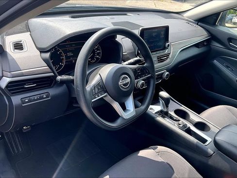Used 2025 Nissan Altima 2.5 SV FWD image 14