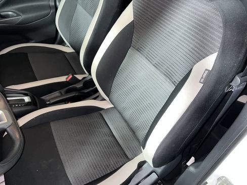 Used 2022 Nissan Versa SV FWD image 15