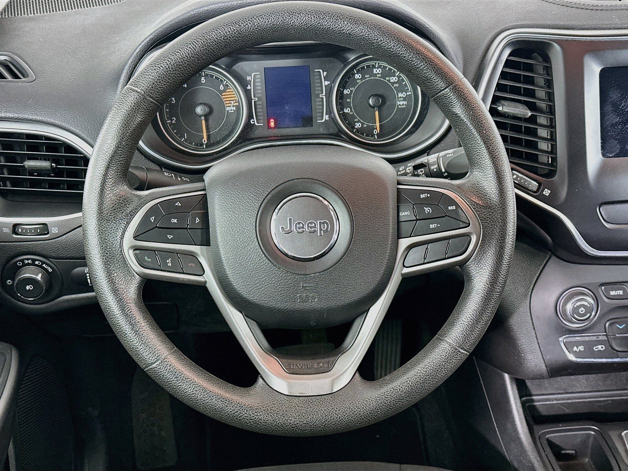 Used 2019 Jeep Cherokee Latitude w/ Popular Appearance Group FWD image 18