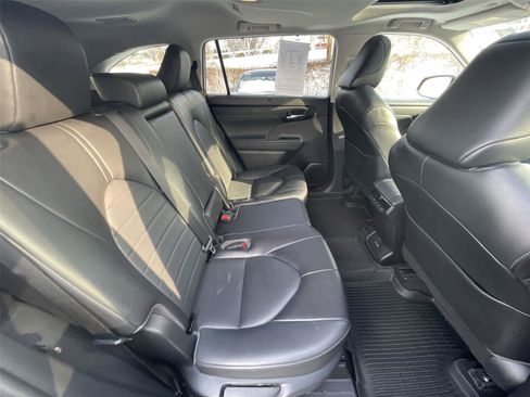 Used 2022 Toyota Highlander XLE image 22