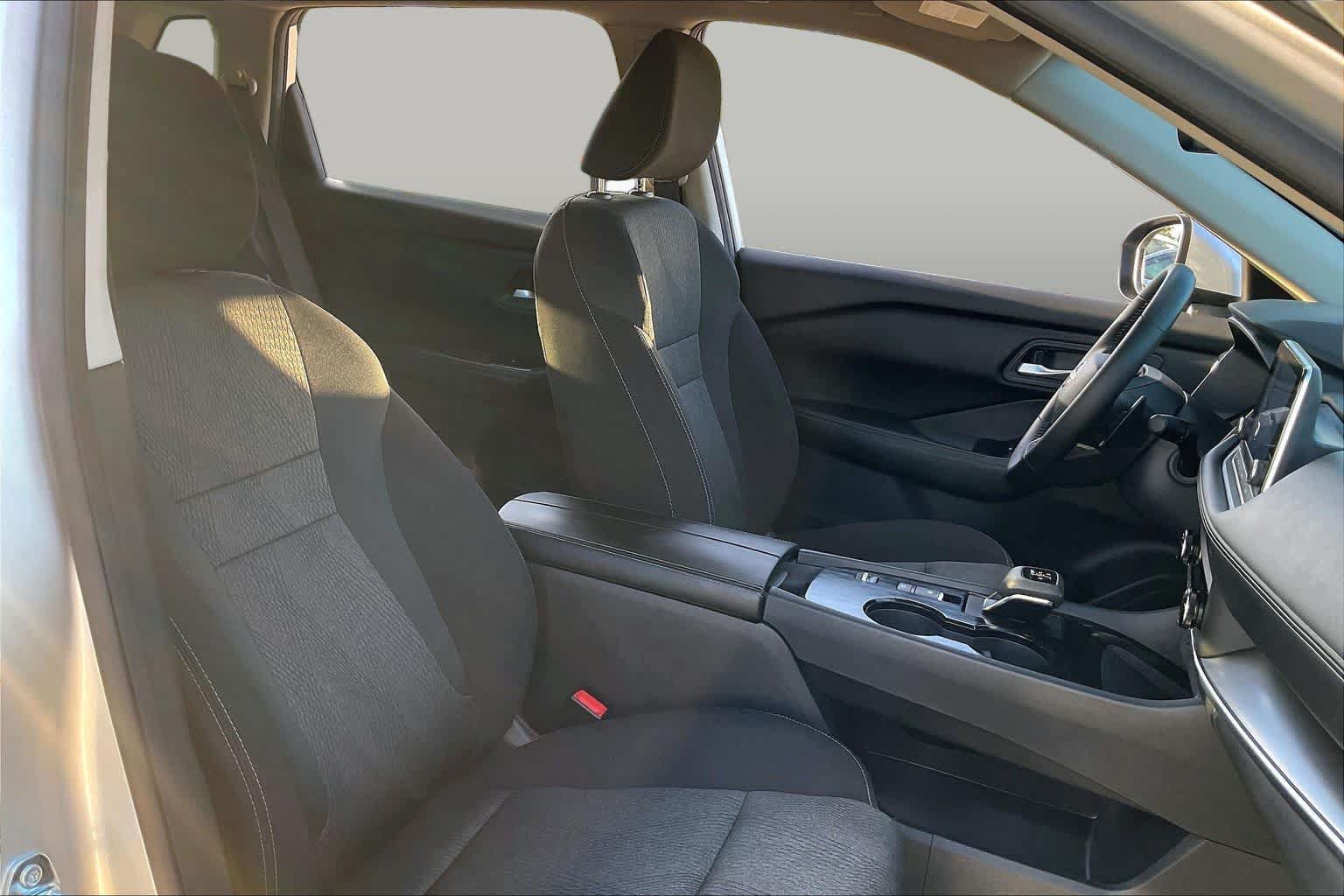 Used 2025 Nissan Rogue SV FWD image 9