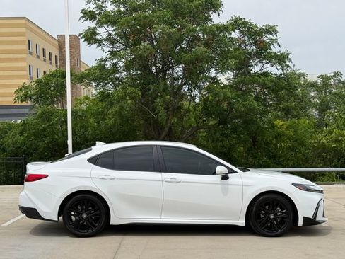 Used 2025 Toyota Camry SE w/ Convenience Package FWD image 5