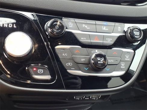 Used 2025 Chrysler Pacifica Select image 9