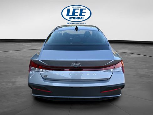 Certified 2025 Hyundai Elantra SE FWD image 4
