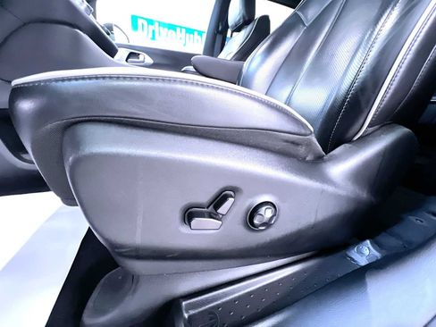 Used 2025 Chrysler Pacifica Limited FWD image 13