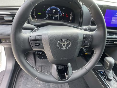 Used 2025 Toyota Camry SE FWD image 19
