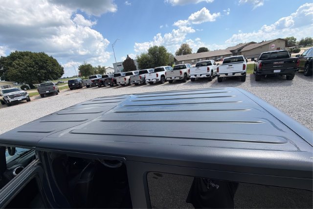 Used 2017 Jeep Wrangler Unlimited Rubicon w/ Connectivity Group AWD/4WD image 11