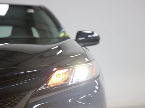 Used 2020 Toyota Camry SE FWD image 3