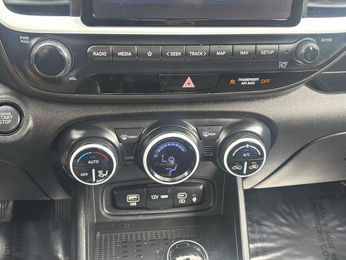 Used 2024 Hyundai Venue Limited image 19