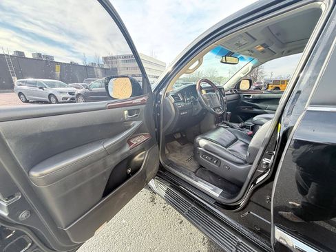 Used 2013 Lexus LX 570 4WD w/ Luxury Pkg image 9