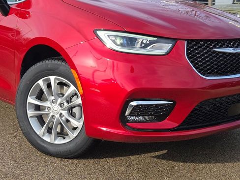 New 2026 Chrysler Pacifica Select image 3