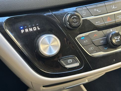 Used 2023 Chrysler Pacifica Touring-L FWD image 21