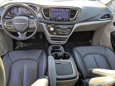 Used 2021 Chrysler Pacifica Touring-L image 16