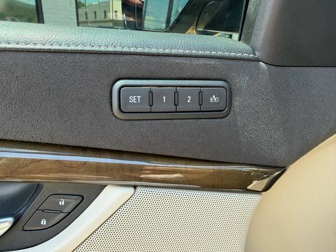 Used 2018 Cadillac Escalade ESV Luxury RWD image 17