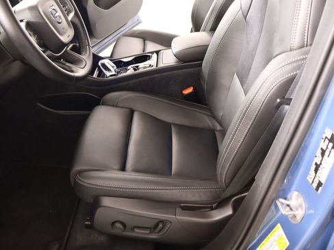 Used 2024 Volvo XC40 B5 Ultimate w/ Protection Package Premier image 12