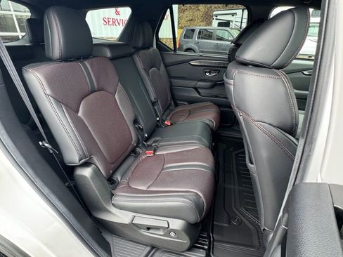Used 2025 Honda Pilot Black Edition image 22