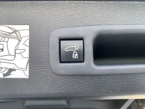 Used 2022 Toyota Sienna Platinum image 9