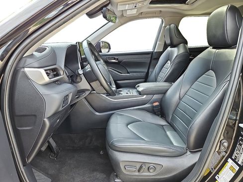 Used 2023 Toyota Highlander XLE image 14