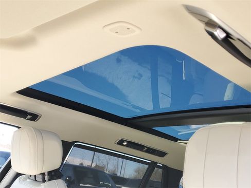 New 2026 Land Rover Range Rover Long Wheelbase SE image 8