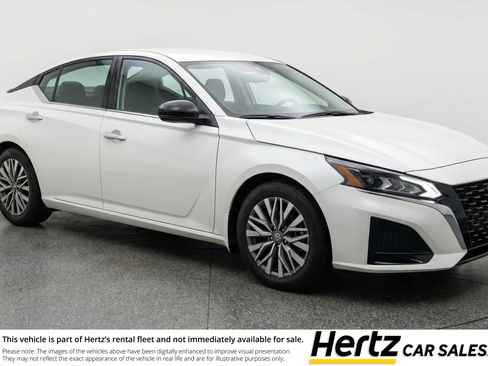 Used 2025 Nissan Altima 2.5 SV FWD image 1