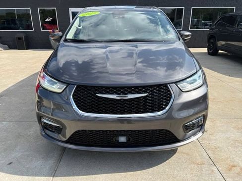 Used 2023 Chrysler Pacifica Touring-L FWD image 2