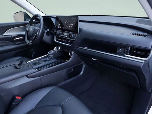 Certified 2024 Toyota Grand Highlander XLE image 32