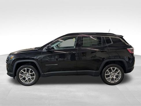 Used 2022 Jeep Compass Latitude w/ Sun and Sound Group AWD/4WD image 4
