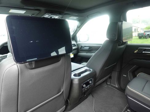 New 2025 Chevrolet Suburban Premier AWD/4WD image 28