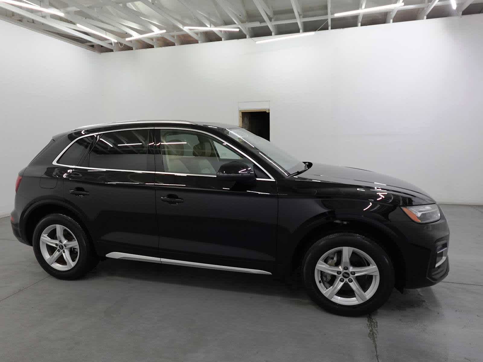 Used 2023 Audi Q5 2.0T Premium w/ Convenience Package AWD/4WD image 4