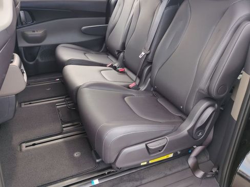 New 2026 Kia Carnival LXS FWD image 24