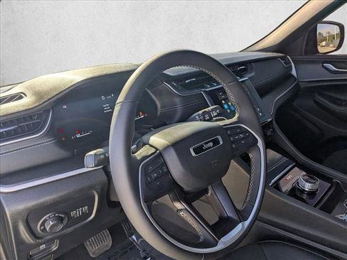 Used 2025 Jeep Grand Cherokee Altitude image 10