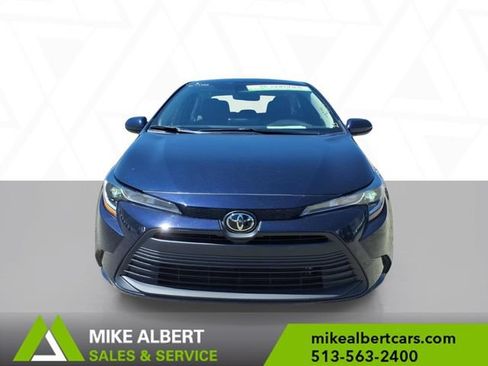 Used 2025 Toyota Corolla LE FWD image 2
