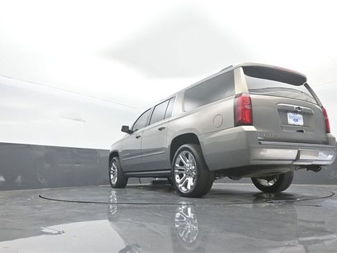 Used 2019 Chevrolet Suburban Premier w/ Premier Plus Edition image 33